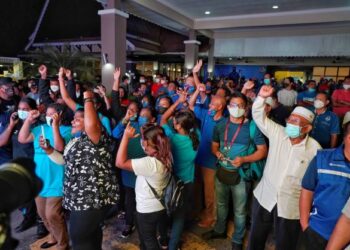 SEBAHAGIAN penyokong bersorak gembira selepas melihat kemenangan BN yang diumumkan melalui paparan skrin gergasi di hadapan BN Command Centre, Seri Chendana Ballroom, Taman Botanikal, Ayer Keroh, malam kelmarin. – FOTO/AMIR KHALID