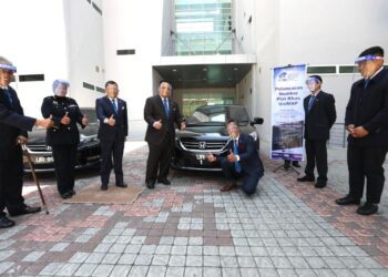 TUANKU Syed Faizuddin Putra Jamalullail (empat dari kiri) dan R. Badlishah Ahmad (tiga dari kanan) pada majlis pelancaran nombor plat khas Unimap di Auditorium Bangunan Canselori Kampus Alam, Pauh Putra, Arau, Perlis hari ini.