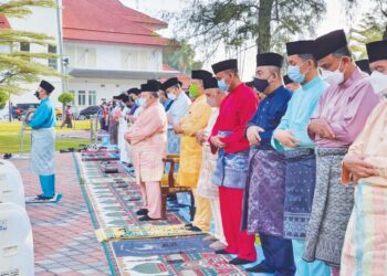 TUANKU Syed Sirajuddin Jamalullail dan Tuanku Syed Faizuddin Putra Jamalullail berkenan berangkat menunaikan solat sunat Aidilfitri bersama-sama rakyat jelata di dataran istiadat, pekarangan Istana Arau, Perlis, tahun lalu.