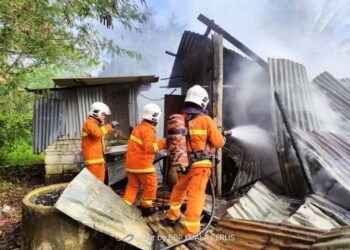 ANGGOTA bomba melakukan kerja-kerja memadam dan mengawal kebakaran sebuah rumah di Jalan Kampung Bukit Putih, Kuala Perlis, hari ini.- FOTO/IHSAN BOMBA