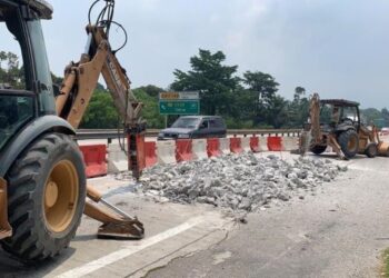 KERJA-KERJA penyelenggaraan dan pembaikan lorong kecemasan di KM 330.05 hingga KM328.95 arah utara Lebuhraya Utara Selatan dekat Tapah. - IHSAN PLUS 