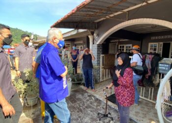 ISMAIL Sabri Yaakob bertemu seorang mangsa banjir di Taman Sri Naning, Hulu Langat, Selangor, hari ini.