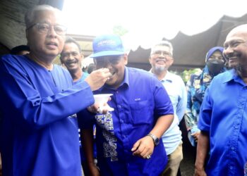 ISMAIL SABRI Yaakob (kiri) hadir pada program ramah mesra bersama penduduk Bandar 32 di Bera, Pahang. - UTUSAN/SHAIKH AHMAD RAZIF