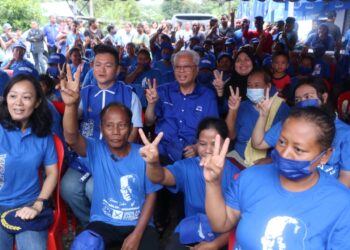 ISMAIL SABRI Yaakob (tengah) bersama masyarakat Orang Asli etnik Temiar di Kampung Sungai Tuang di Bera, Pahang. - UTUSAN/SALEHUDIN MAT RASAD