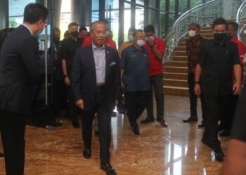 MUHYIDDIN Yassin hadir mempengerusikan mesyuarat Bersatu Johor dan Perikatan Nasional (PN) Johor di Putrajaya, hari ini. - UTUSAN/FAISOL MUSTAFA