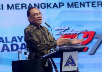 ANWAR Ibrahim ketika berucap sempena sambutan Hari Hasil di Cyberjaya. - UTUSAN/FAISOL MUSTAFA