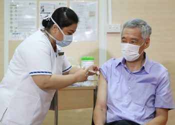 PERDANA Menteri Singapura, Lee Hsien Loong menerima suntikan dos pertama vaksin Covid-19 di Hospital Umum Singapura. - AGENSI