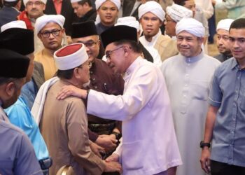 ANWAR Ibrahim bersalaman dengan tetamu ketika hadir pada Program Pertemuan Mahabbah Perdana Menteri bersama Ulama dan Asatizah di Kompleks Seri Perdana Putrajaya. -UTUSAN/ FAISOL MUSTAFA