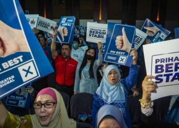 PENYOKONG PN yang hadir pada majlis pelancaran manifesto di sebuah hotel di Shah Alam, Selangor, malam ini. - UTUSAN/MUHAMAD IQBAL ROSLI