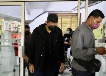 AZROL Khalil hadir di mahkamah untuk berdepan pertuduhan menerima suapan sebanyak RM16,000 di Shah Alam, Selangor, hari ini. - UTUSAN/ZULFADHLI ZAKI