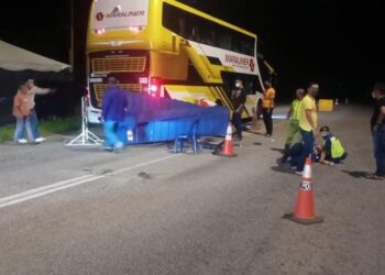 KEADAAN pondok SJR selepas terlibat kemalangan dengan sebuah bas ekspres di Kilometer 52.0 Jalan Johor Bahru-Mersing di Kota Tinggi, Johor.