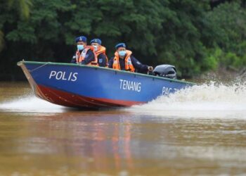 ANGGOTA PPM Wilayah Tiga Pengkalan Kubor membuat rondaan berkala bagi memastikan tiada penduduk melakukan aktiviti keluar masuk dari kawasan kepulauan Delta Kelantan di Tumpat, hari ini. - FOTO/ZULHANIFA SIDEK