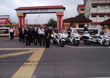 SHAFIEN Mamat bersama pengurusan sekolah selepas Program First Day At School di hadapan SMK Pengkalan Chepa 1, Kota Bharu, hari ini. - FOTO/ROHANA MOHD NAWI