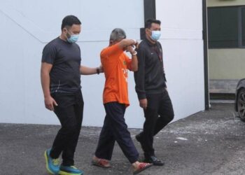 ANGGOTA polis berpangkat Sarjan (tengah) diiringi pegawai SPRM bagi mendapatkan perintah reman bagi membantu siasatan kes rasuah di Mahkamah Majistret Ipoh hari ini. - UTUSAN