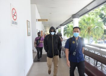 SHAH Erwan Kasa @ Mansor (depan, kiri) dan Andinor Zabidin (belakang, kanan) yang dituduh menerima rasuah dibawa keluar dari Mahkamah Sesyen Alor Setar, Kedah, hari ini. - UTUSAN/MOHD. RAFIE AZIMI