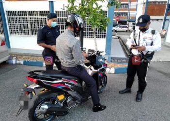 BEBERAPA pegawai dan anggota polis yang diperiksa di pintu masuk IPK Kedah di Alor Setar, Kedah hari ini.