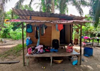 PONDOK yang menjadi lokasi seorang bayi lelaki dijumpai masih hidup di sisi mayat ibunya di Jalan Parit, Kampung Piandang, Pusing di Batu Gajah, Perak, semalam.