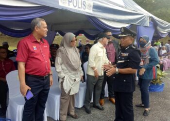 WAN KAMARUL AZRAN Wan Yusoff berbual dengan Aiman Athirah Al Jundi di pekarangan IPD Sepang, Selangor. - UTUSAN/AMREE AHMAD