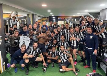 PEMAIN Portimonense meraikan kemenangan ke atas Desportivo Nacional dalam Liga Primeira malam tadi. - IHSAN PORTIMONENSE