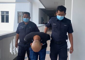 MOHAMAD Azizal Rebu diiring keluar anggota polis selepas dituduh dengan tiga pertuduhan mencuri dan menjual bungkusan mengandungi barang kemas di Mahkamah Majistret, Ayer Keroh, Melaka. - UTUSAN/DIYANATUL ATIQAH ZAKARYA