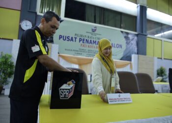 KAKITANTAN SPR membuat persiapan di pusat penamaan calon Parlimen Kota Bharu, Dewan Jubli Perak MPKB-BRI, Kota Bharu, Kelantan.-UTUSAN/KAMARUL BISMI KAMARUZAMAN