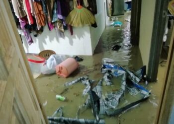 LEBIH 100 penduduk di Kampung Kubur, Batu Ferringhi, Pulau Pinang berdepan masalah banjir kilat akibat daripada limpahan air Sungai Satu berdekatan kampung mereka setiap kali hujan lebat