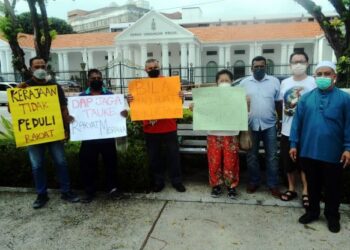 MUHAMMAD Fauzi Yusoff (kanan) bersama sebahagian penghuni pangsapuri Centrio Avenue, Bukit Gambir ketika mengadakan demonstrasi aman di hadapan bangunan DUN Pulau Pinang, Georgetown semalam.