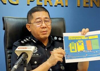 TAN Cheng San menunjukkan peta laluan yang ditutup sempena proses penamaan calon untuk Parlimen Permatang Pauh di IKTBN Bukit Mertajam, Pulau Pinang, Sabtu ini.