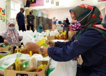 BEBERAPA kakitangan Pusat Jagaan Inapan Kasih Sayang ZPP membungkus makanan dan barangan keperluan harian yang akan diagihkan kepada kira-kira 10,000 penerima di seluruh Pulau Pinang