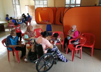 ANTARA penduduk Kampung Jimah Lama, Port Dickson, Negeri Sembilan yang ditempatkan di pusat pemindahan sementara di  Balairaya Kampung Jimah selepas rumah mereka dinaiki air, semalam.-UTUSAN/ZAKKINA WATI AHMAD TARMIZI.