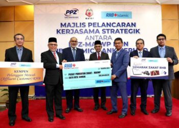 Majlis penyerahan zakat perniagaan RHB Islamic kepada PPZ-MAIWP di Kuala Lumpur, semalam.