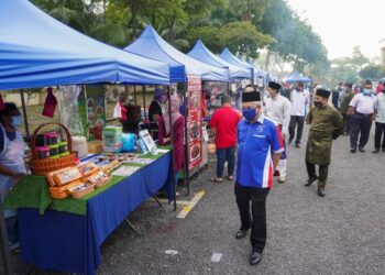 ABDUL Hakim Amir Osman melawat bazar ramadan di pekarangan masjid pada Program Ziarah Ramadan PPZ-MAIWP, di Masjid Al-Imam Al-Ghazali, Kepong, di sini hari ini. -UTUSAN/SHIDDIEQIIN ZON