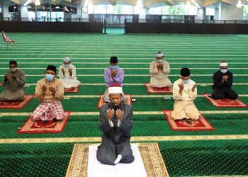 UMAT Islam perlu fokus untuk beribadah wajib dan sunat sepanjang Ramadan.- AFP