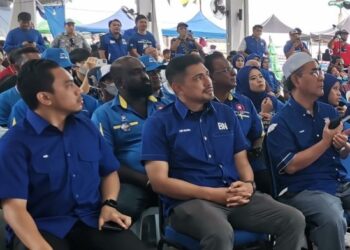 ADI Putra (tengah) menghadiri  program kempen BN di Bagan Datuk hari ini. - FOTO/AIN SAFRE BIDIN