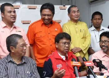 ASMUNI Awi (depan, dua dari kiri) pada Majlis Pengumuman Calon PRU15 Amanah Perak di Ipoh, hari ini. - FOTO/MUHAMAD NAZREEN SYAH MUSTHAFA