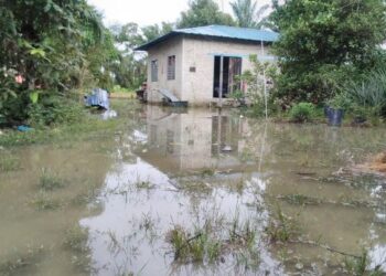 KEADAAN banjir kilat yang berlaku di Kampung Tanjung Bugis di Gunung Semanggol dekat Bagan Serai, hari ini. - FOTO/WAT KAMAL ABAS