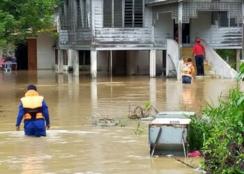 KEADAAN banjir yang melanda rumah penduduk di Langkap di Hilir Perak, hari ini. - FOTO/IHSAN APM