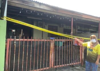 NIK Rozita Mohd. Yusof menunjukkan rumah yang terbakar dalam kejadian di Taman Meru 2B, Ipoh, Perak, semalam.