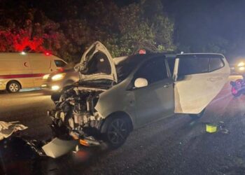 KEADAAN kereta Perodua Axia yang terlibat kemalangan dengan dua motosikal di Kilometer 73, Jalan Ipoh-Gerik dekat Sauk, Kuala Kangsar semalam. - FOTO/MEDIA SOSIAL