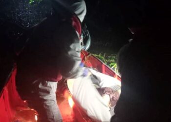 ANGGOTA bomba mengangkat mayat mangsa lemas di Sungai Perak berhampiran Jeti Durian Sebatang, Teluk Intan, Perak, semalam. - UTUSAN