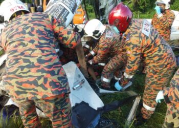 ANGGOTA bomba Taiping mengeluarkan mangsa yang dihimpit batu konkrit dalam kemalangan di KM 220.4  lebuh raya PLUS dekat Taiping, Perak, hari ini. - FOTO/IHSAN JPBM PERAK