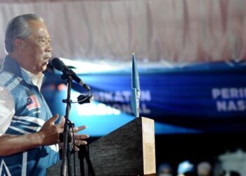 MUHYIDDIN Yassin berucap pada program Jelajah PN Best Tambun di pejabat Bersatu Perak di Ipoh semalam. - FOTO/MUHAMAD NAZREEN SYAH MUSTHAFA