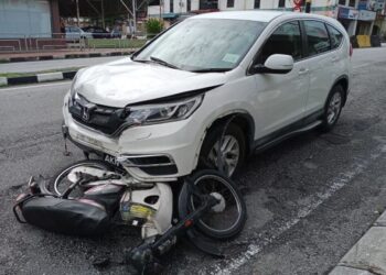 MOTOSIKAL mangsa yang maut dalam kemalangan di Kilometer 36.8, Jalan Ipoh-Kuala Lumpur dekat Kampar, Perak, hari ini. - FOTO/IHSAN PDRM