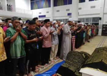 JENAZAH dua pelajar USAS yang maut dalam kemalangan kelmarin disolatkan di Masjid  Permaisuri Bainun, USAS di Kuala Kangsar semalam. - FOTO/MEDIA SOSIAL