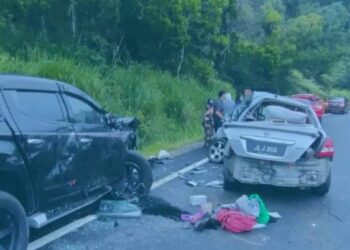 KEADAAN kereta terlibat kemalangan yang mengorbankan pasangan suami isteri di Kilometer 76, Jalan Raya Timur Barat (JRTB) Gerik-Jeli dekat Gerik, semalam. - FOTO/MEDIA SOSIAL