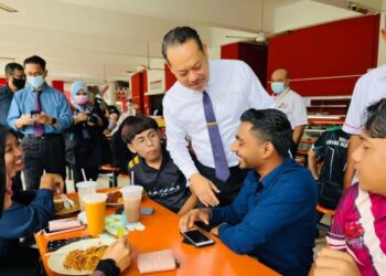 AHMAD Masrizal Mohamad (tengah) berbual dengan pelajar semasa meninjau harga makanan di Kafe Kolej Kediaman Harun Aminurrashid UPSI, Tanjung Malim, Perak, hari ini. - FOTO/MOHAMAD HAFIZI MOHD. SAID