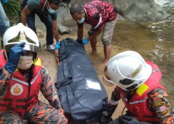 ANGGOTA bomba membawa mayat lelaki yang dijumpai terapung di kawasan rekreasi Air Terjun Lubok Degong, Kampung Chang, Bidor, Tapah, Perak, hari ini. - FOTO/IHSAN JBPM PERAK