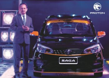 Pengurus Pemasaran Proton Pakistan, Ibad Jamal bersama Proton Saga R3 Edisi Terhad selepas majlis pelancarannya di Pakistan, baru-baru ini.