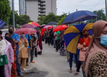 KEADAAN sesak di Pusat Pengundian PPR Kerinchi, Pantai Dalam. - UTUSAN/SHIDDIEQIIN ZON