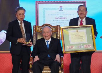 Teh Hong Piow diapit oleh Tay Ah Lek (kiri) dan Pengerusi Bukan Eksekutif Bebas, Lai Wan menerima anugerah dalam satu majlis di Kuala Lumpur, baru-baru ini.